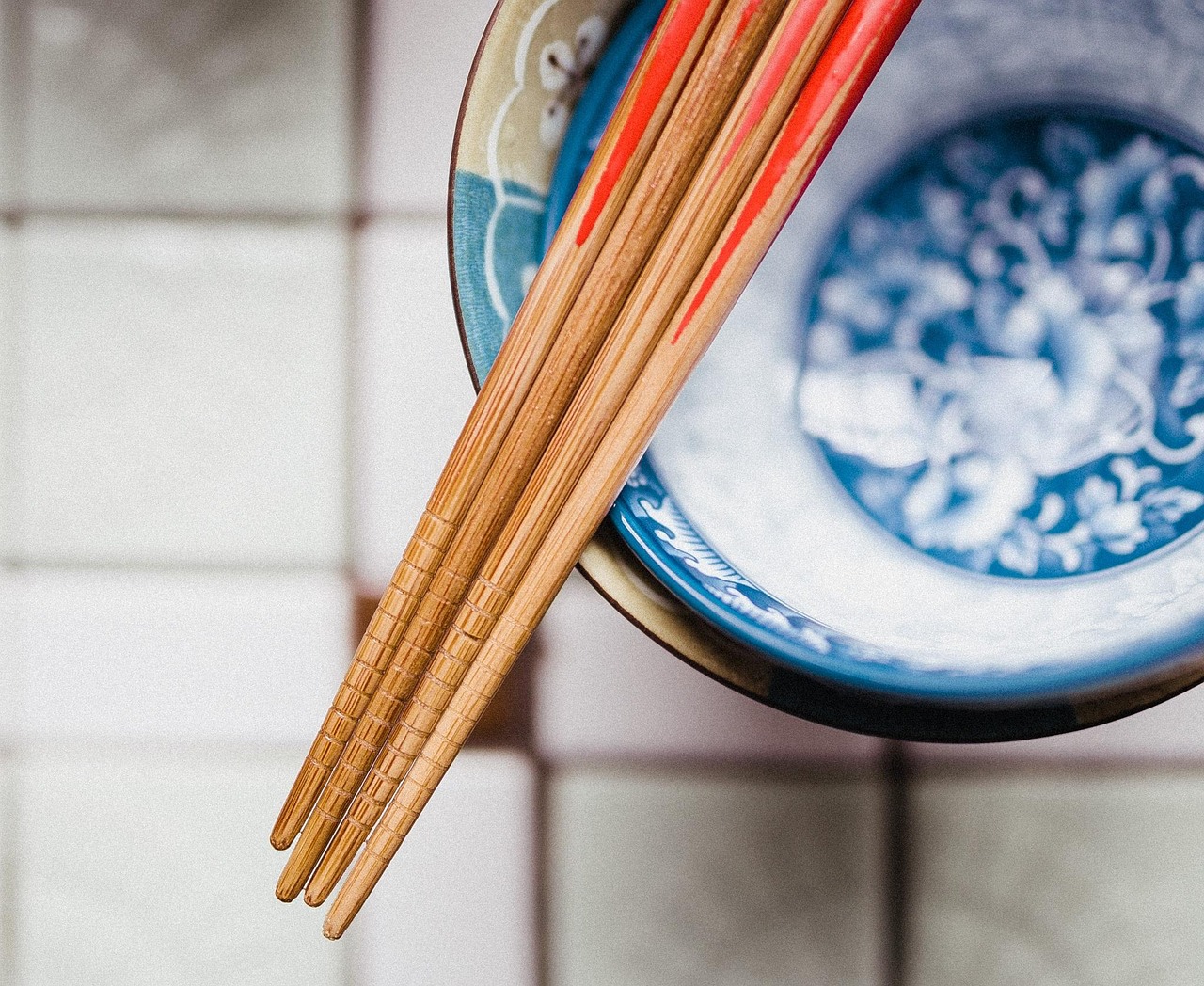 探索中国饮食文化的精髓，从筷子到餐桌